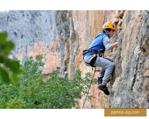 挑战高空极限，探索攀岩直播新境界